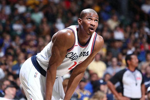 姆巴佩球员通道内找队友沟通没人理